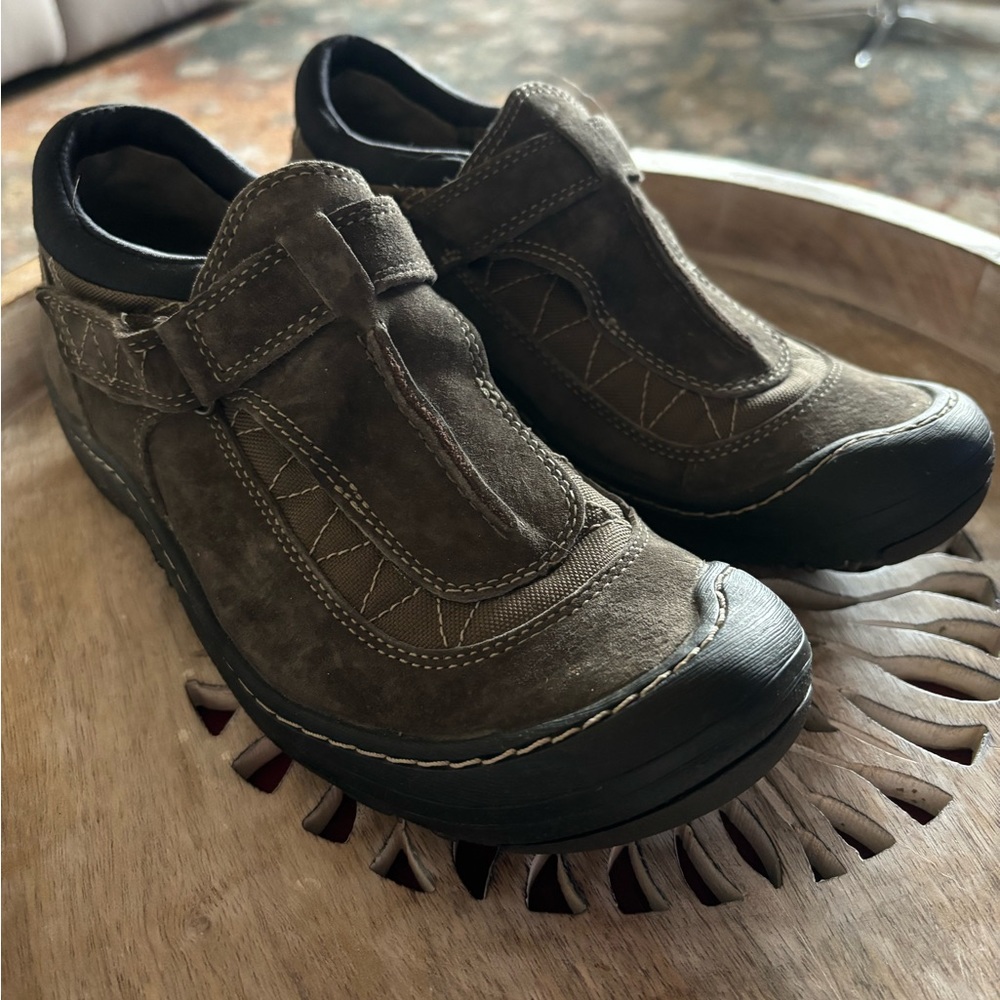 Provo by Clark’s gray suede shoes (7 1/2) EUC